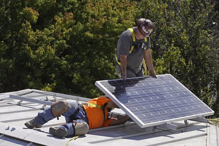 O estado agrega cerca de 80.000 novas residências por ano. Estima-se que cerca de 15.000 incluam energia solar. Foto: Rich Pedroncelli / AP Photo.