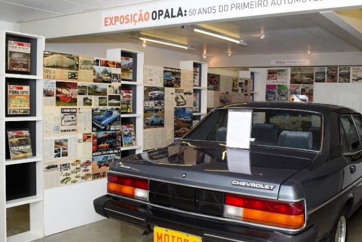 Visitante é recebido por um Omega 1998 e ainda encontra um Opala 1988 transformado em acervo: dentro do sedã icônico Chevrolet, é possível assistir a vídeo publicitário com trajetória. Foto: Murilo Góes / UOL.