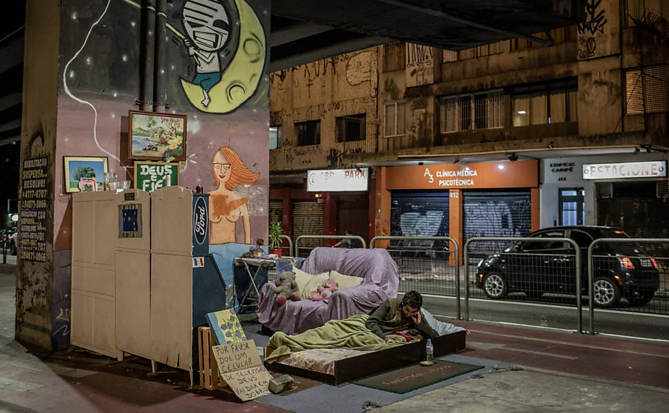 O morador de rua Wlademir Delvechio, 33, em sua "casa", embaixo do Minhocão, na região central de São Paulo. Foto: Eduardo Anizelli/Folhapress