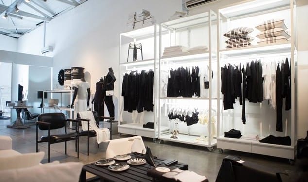 Ambiente da loja de roupas Pair, que oferece peças apenas nas cores preto e branco. Foto: Daniel Teixeira / Estadão.