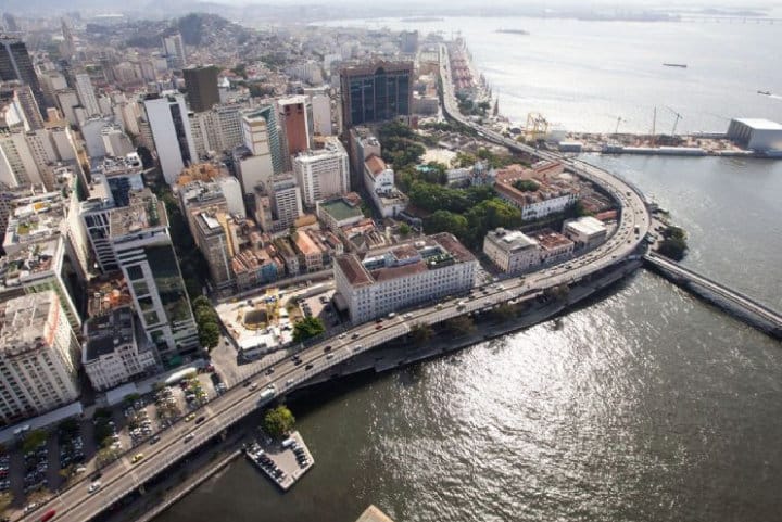 A Perimetral, no Rio de Janeiro veio abaixo em 2014 e possibilitou a ligação visual da cidade com o mar, novamente. Foto: Prefeitura do Rio de Janeiro.