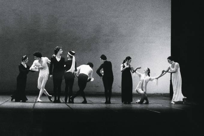 'Prelúdios' (1977), coreografia de Oscar Araiz para o Balé da Cidade de São. A principal revolução do elenco se deu a partir de 1973, quando entrou em cena Antonio Carlos Cardoso. Foto Gerson Zanini / Veja SP.