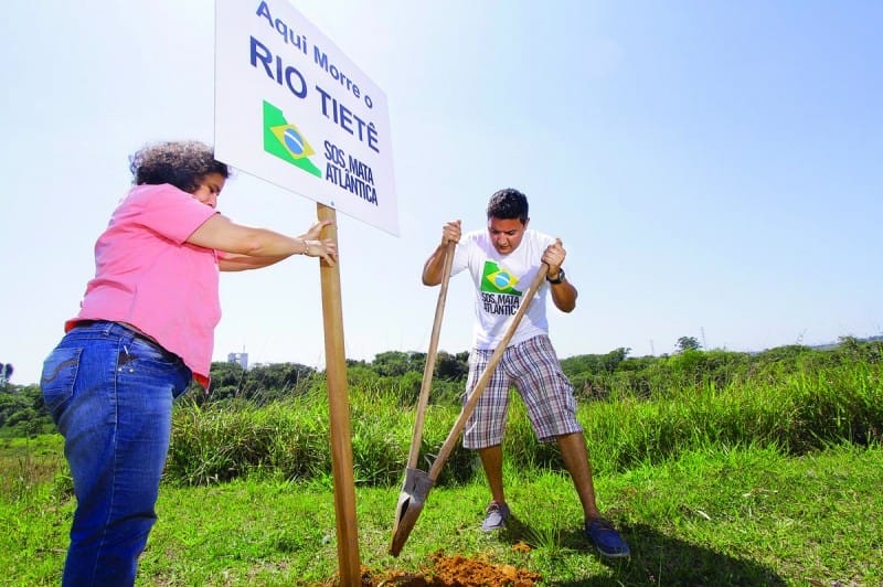 Ambientalistas colocam placa perto da rodovia Mogi-Salesópolis para apontar onde o rio Tietê começa a morrer. Foto: SOS Mata Atlântica. 