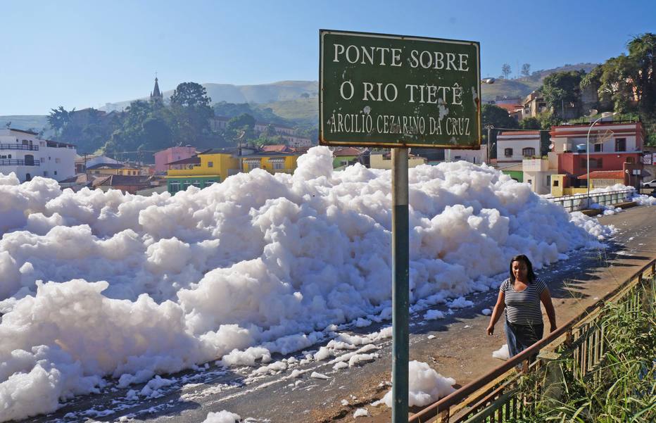 A cidade de Pirapora do Bom Jesus, no interior de SP, sofre com a espuma produzida pelos poluentes que se acumulam no rio. Foto: Rafael Pacheco / Prefeitura de Pirapora do Bom Jesus.