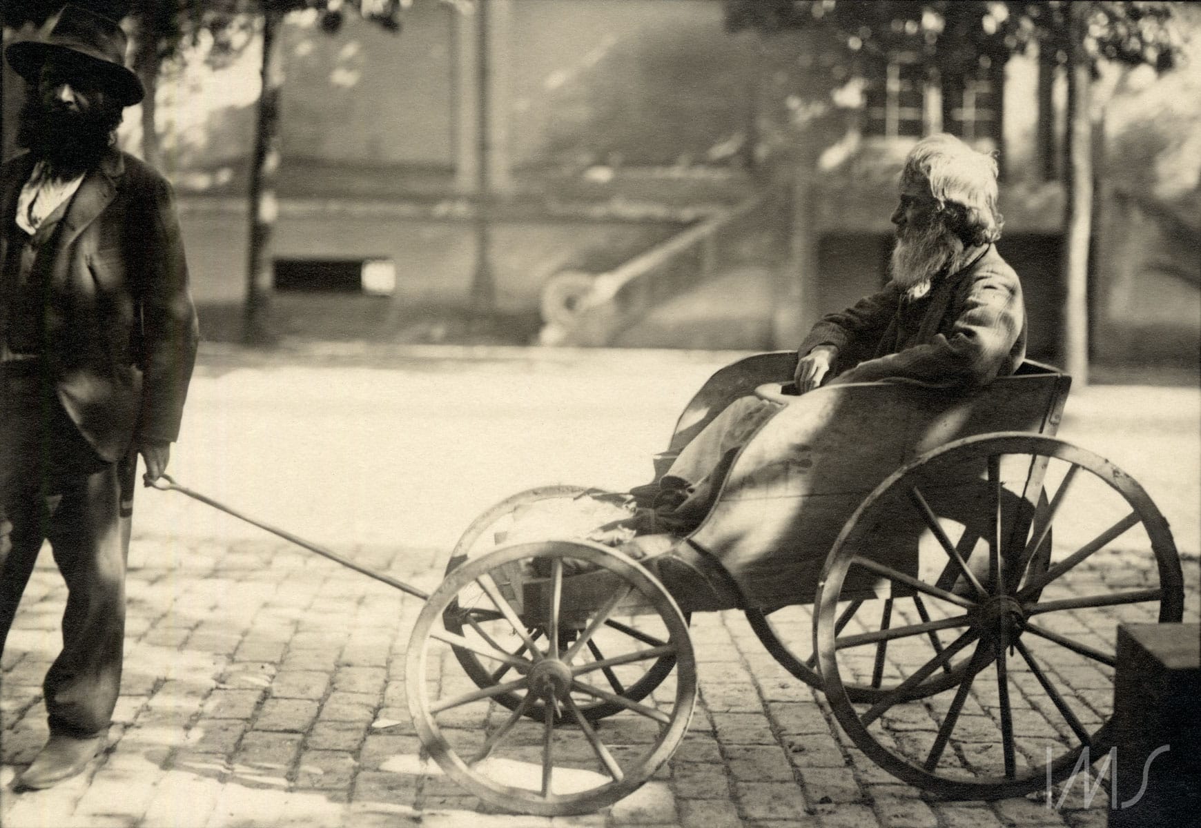 Homem idoso em pequena carruagem, c. 1910. Foto: Vincenzo Pastore / Acervo IMS.