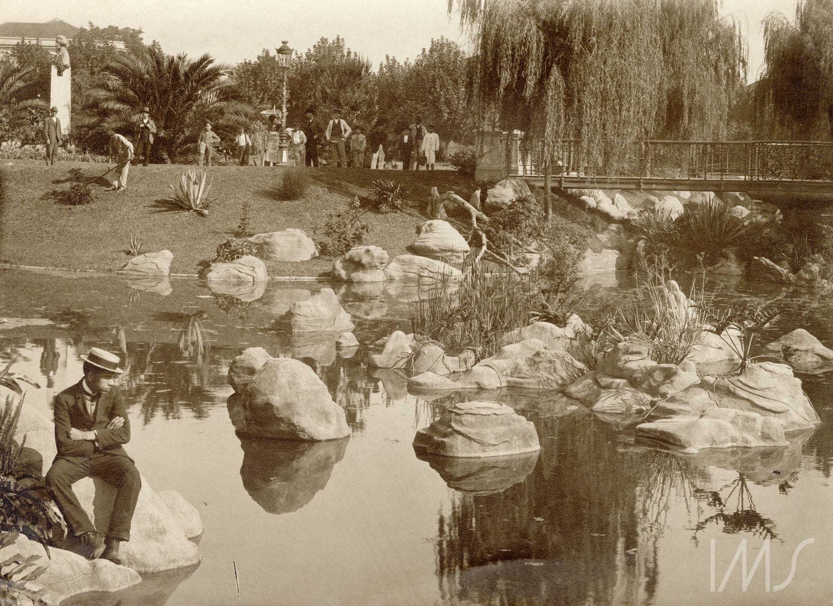  Ponte sobre lago na praça da República, c. 1910. Foto: Vincenzo Pastore / Acervo IMS.