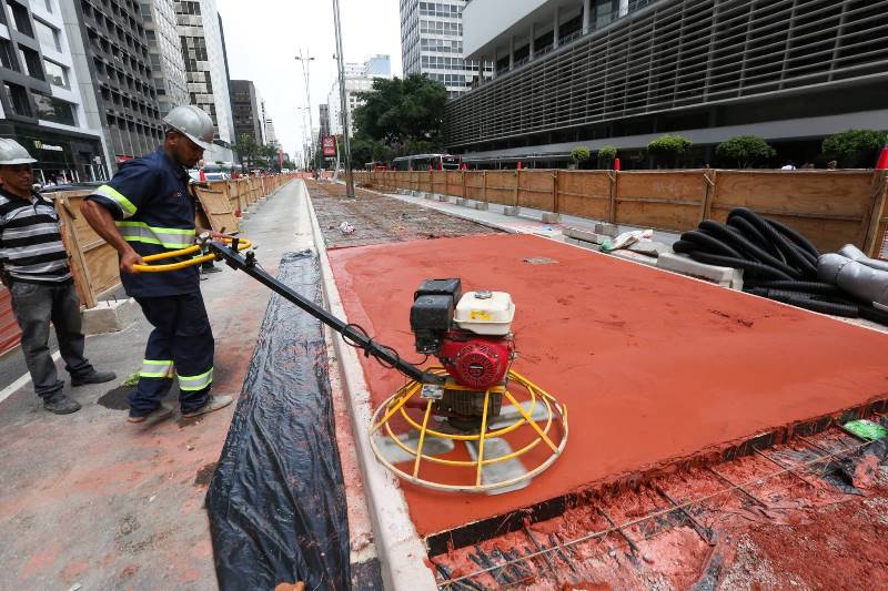 Ciclovia da Avenida Paulista em construção em 2015. Foto: Marcelo D. Sants / Framephoto.