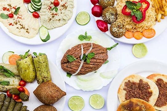 Abudi Halal tem pratos clássicos da cozinha árabe, como quibes, legumes recheados e folhados, em espaço colorido e informal. Foto: Divulgação.