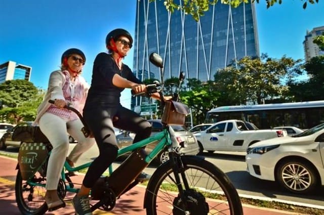 Ciclistas pedalam na faixa exclusiva que percorre a Faria Lima. Foto: Bikxi / Divulgação.
