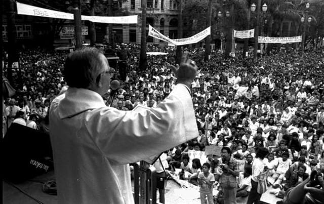 Com o povo, em celebração na Praça da Sé, diante da catedral, nos anos 80. Foto: Outras Palavras.