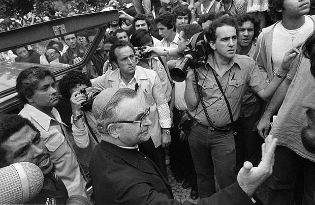 Arns abrindo caminho para o corpo do operário Santo Dias da Silva, morto pela polícia em 1979, e que a ditadura queria esconder. Foto: Eduardo Simões.