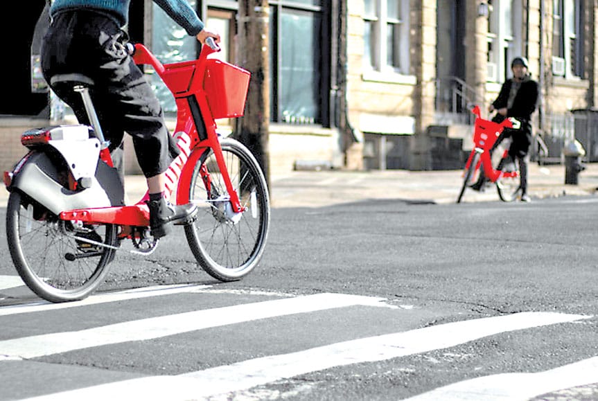 Bicicletas elétricas e scooters que podem ser alugadas a preços baixos via smartphone são vistas como um substituto para os carros em viagens urbanas curtas.Foto: JUMP / Divulgação.