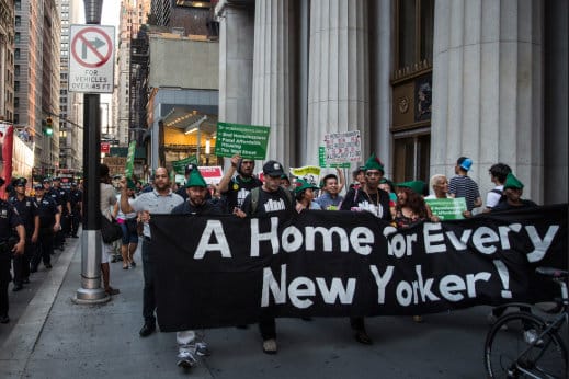 Em Nova York, ativistas marcham até a Prefeitura para exigir opções de moradia mais acessíveis para os sem-teto. Foto: Andrew Burton / Getty Images.