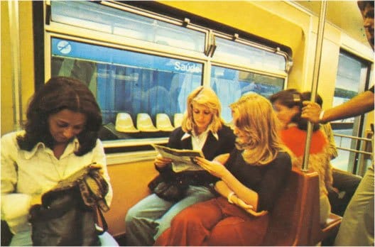Passageiras no início da operação da Linha 1, em 1974. Foto: Metrô de São Paulo.