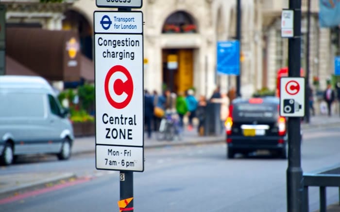 Zona com restrição para carros e cobrança de pedágio em área central de Londres, UK. Foto: Getty Images.
