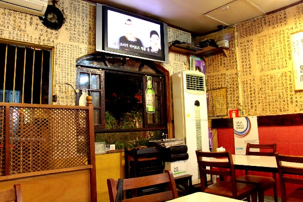 Restaurante Hwang To Gil com aparelho de televisão ligado na emissora sul-coreana SBS. Foto: Tchérena Monteiro.