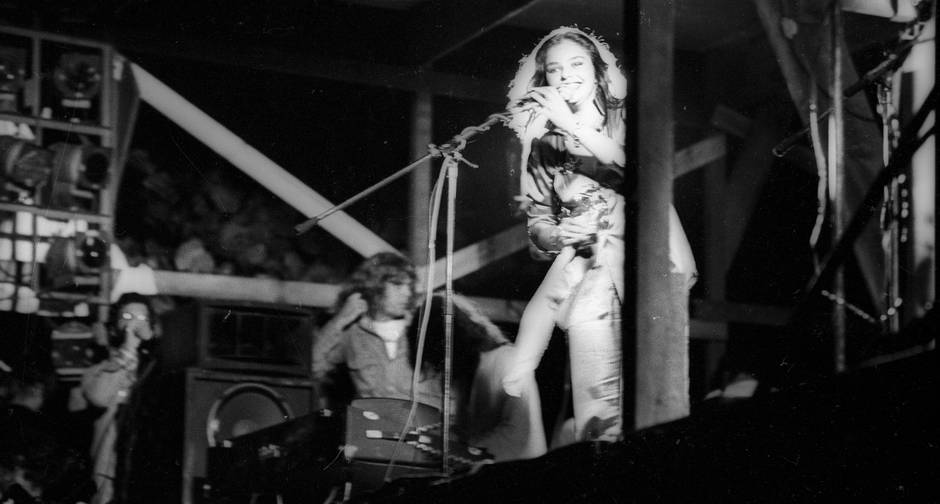 Angela Ro Ro canta no Festival Som, Sol e Surfe, em Saquarema, 1976. Foto: Jorge Peter/ O Globo.
