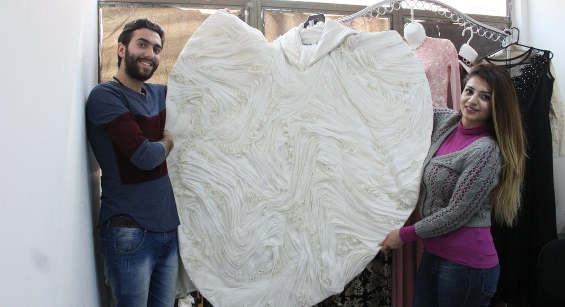  Nour Koeder, (esq.), e Hayam Abo Kasem, casal de refugiados sírios que trabalham como estilistas na cidade. Foto: Divulgação;