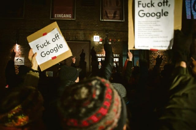 Protestos em frente ao prédio do futuro quartel general do Google. Foto: Lause 10 / Umbruch Bildarchiv.fu