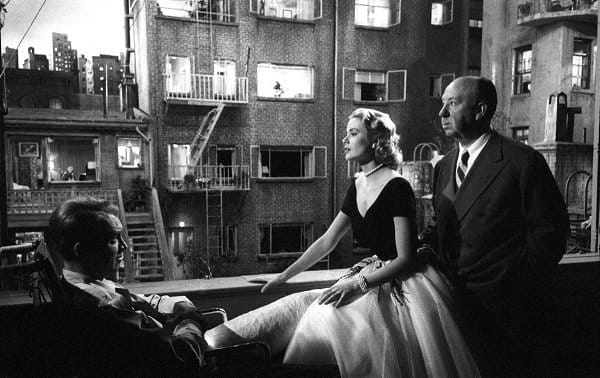 Grace Kelly, James Stewart e Alfred Hitchcock na filmagem de "Rear Window". Imagem: Paramount Pictures.
