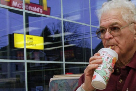 Homem aproveita uma refeição no McDonald's em Coudersport, Pensilvânia. Foto: Dan Loh / AP.