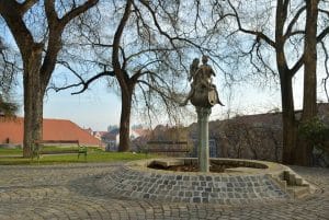 Praça e escultura do Deus Bacco, com barril de vinho, na cidade de Szekszárd, Hungria. Foto: Gety Images.
