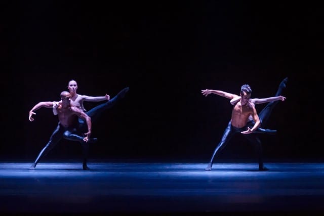 Cena da coreografia Adastra. Foto: Clarissa Lambert / TMSP.
