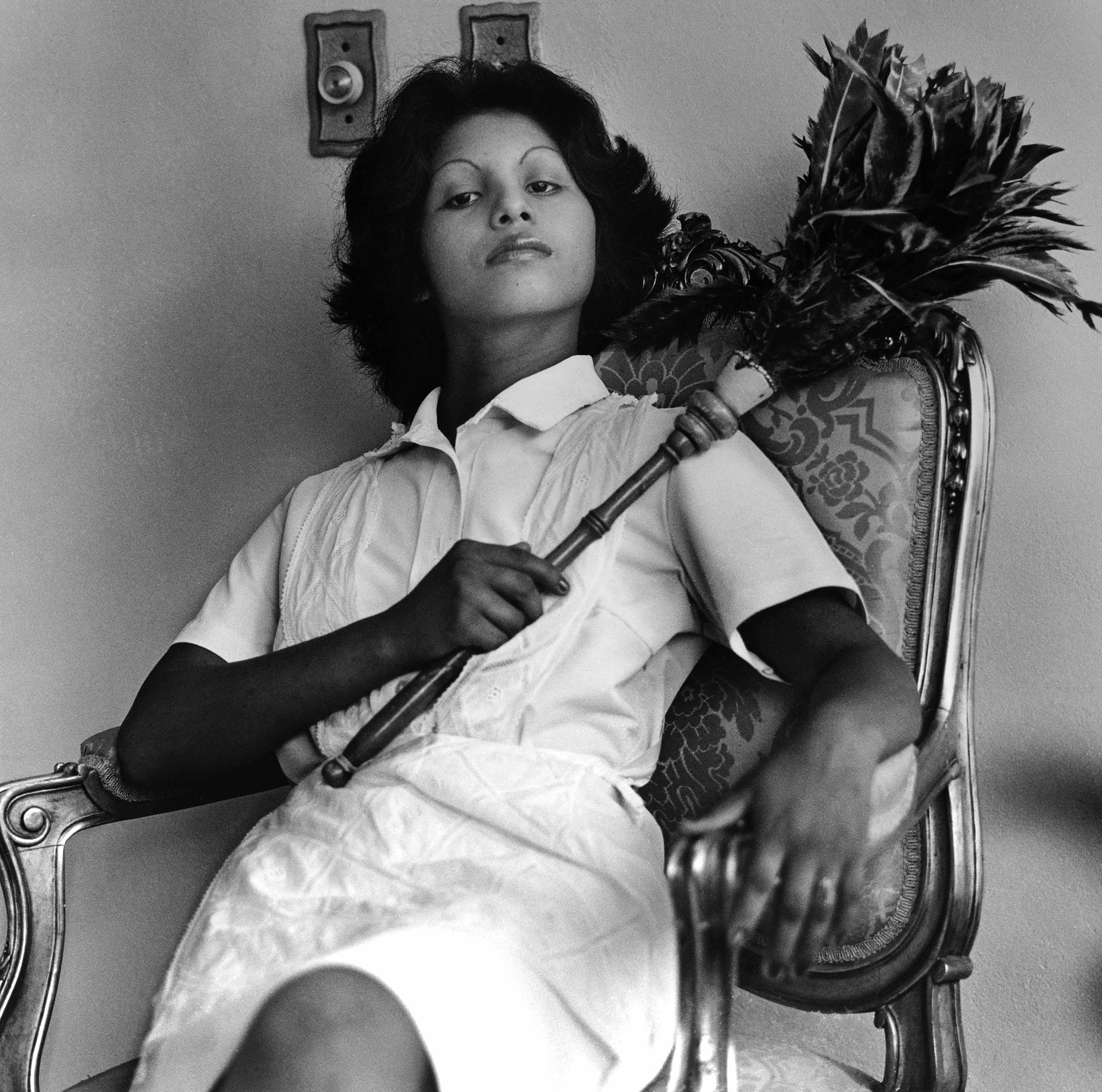 Sandra Eleta (Panamenha, 1942), Edita (la del plumero), Panamá, 1977, da série La servidumbre, 1978-79. Cortesia Galería Arteconsult S.A., Panama