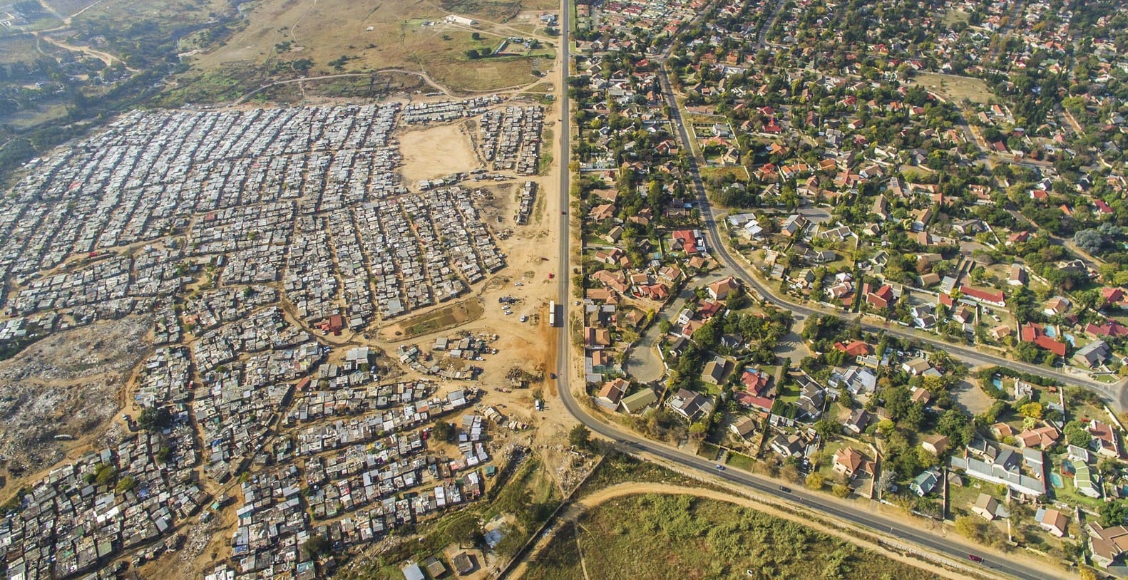 Assentamento Kia Sands em Joanesburgo, África do Sul. Foto: Johnny Muller / Unequal Scenes.