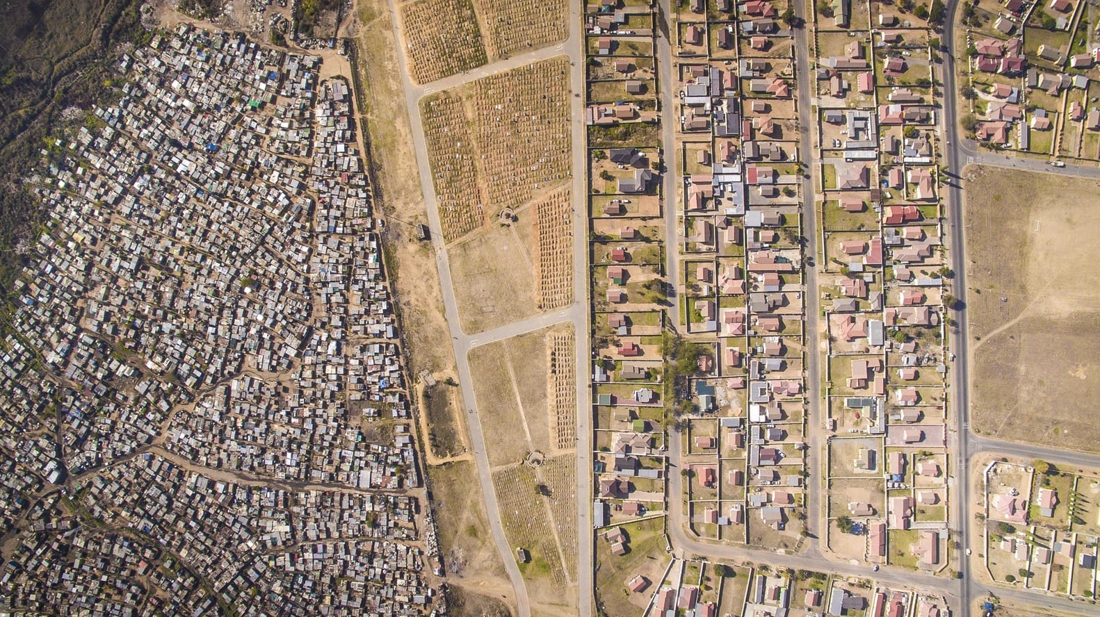 Assentamento Vusimuzi em Tembisa, África do Sul. Foto: Johnny Miller / Unequal Scenes.
