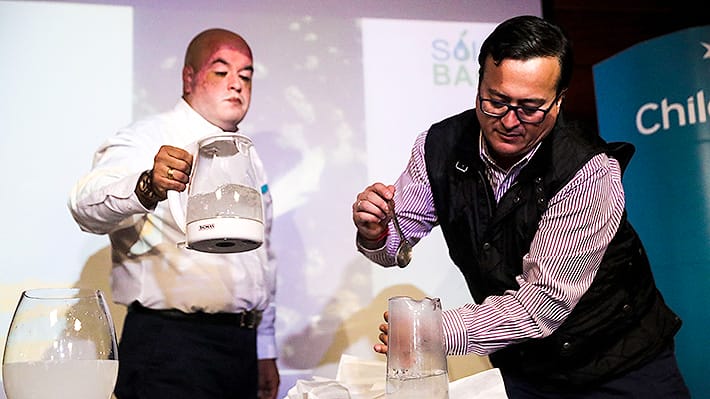 Os criadores mostram como a bolsa funciona em contato com água fria ou sacos de pano reutilizáveis ​​em água quente. Foto: Cláudio Reyes / AFP.