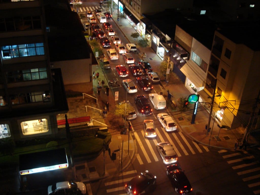 Vista das calçadas da rua João Cachoeira, no Itaim Bibi à noite. Foto: Mapio.