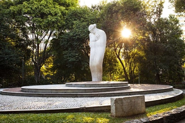 No Parque Buenos Aires, escultura “Mãe” do português Caetano Fraccaroli, feita em um único bloco de mármore branco que pesa 24 toneladas. Foto: SP City.