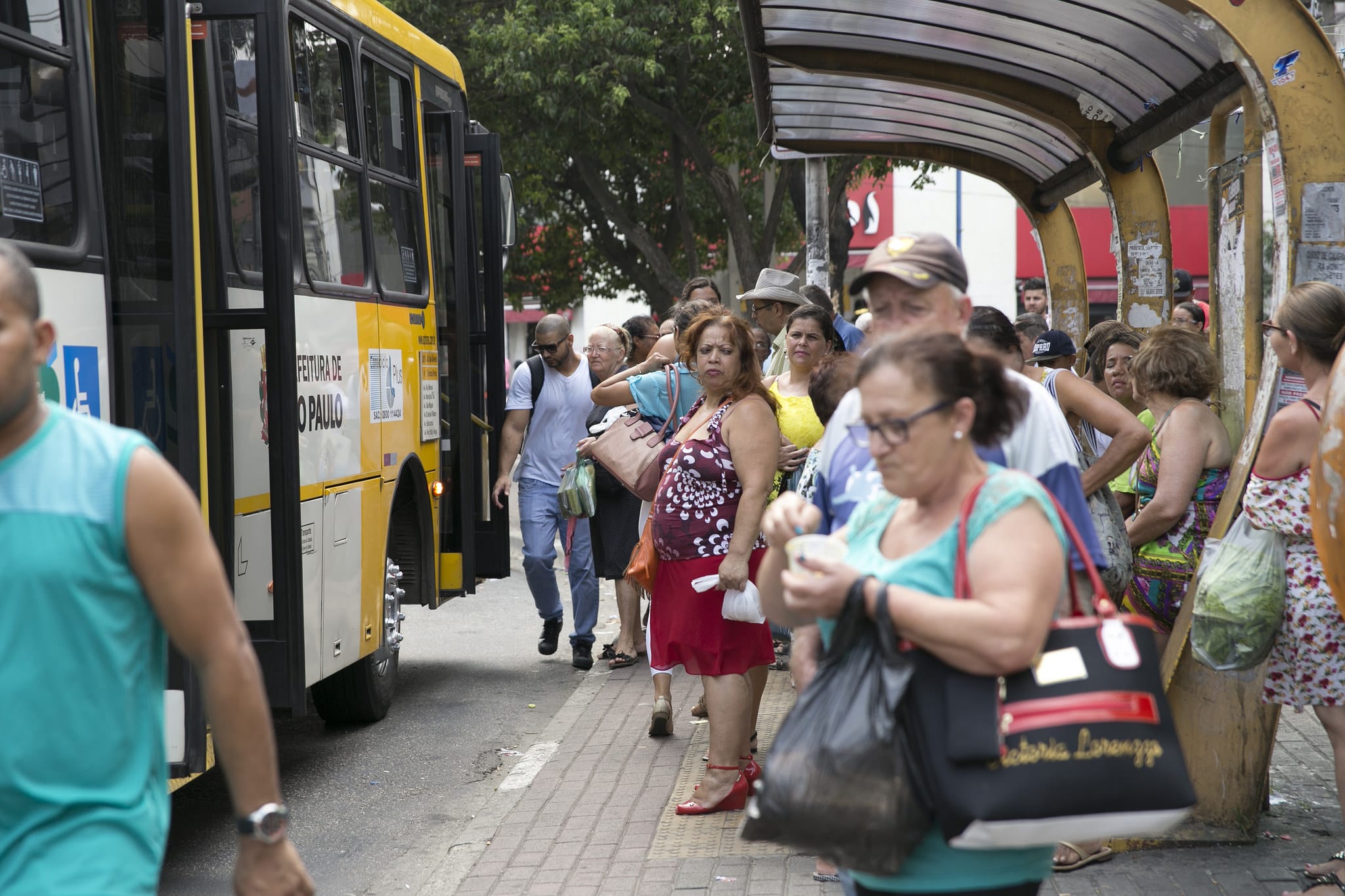 É necessário espaço para a circulação e a permanência dos pedestres. Foto: Mariana Gil / WRI Brasil.