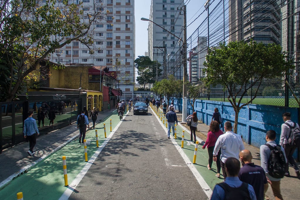 Intervenções na Rua Joel Carlos Borges garantem maior segurança aos pedestres. Foto: Pedro Mascaro / WRI Brasil.