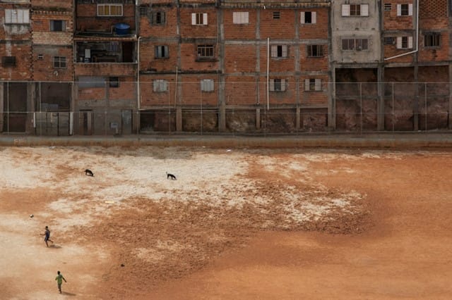 O fotógrafo Renato Stockler documentou em fotografias aéreas os terrões de futebol. Foto: Renato Stockler