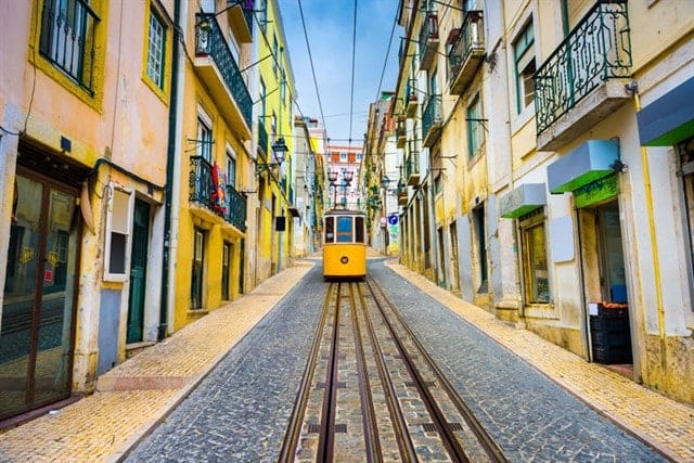 Teleférico da Glória, Bairro Alto em Lisboa, Portugal. Foto: iStock.