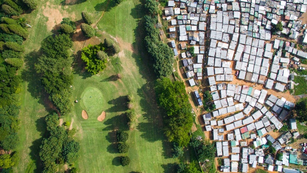 Campo de Golfe Papwa Sewgolum, Durban, África do Sul. Foto: Johnny Miller / Unequal Scenes