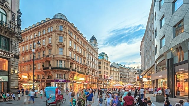 Graben, movimentada rua de compras só para pedestres no centro de Viena, Áustria. Foto: iStock.