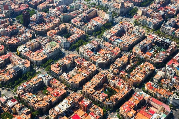 Vista aérea do distrito de Eixample em Barcelona com suas famosas superquadras. Foto: Freepick.