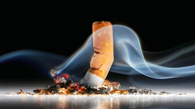 A pessoa que não gera nenhuma bituca de cigarro, obviamente, não as joga no chão. Foto: Getty Images.