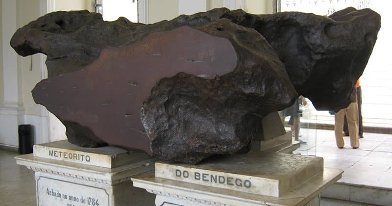 O Meteorito Bendegó, com 5 360 quilos, que sobreviveu ao incêndio. Foto: Museu Nacional.
