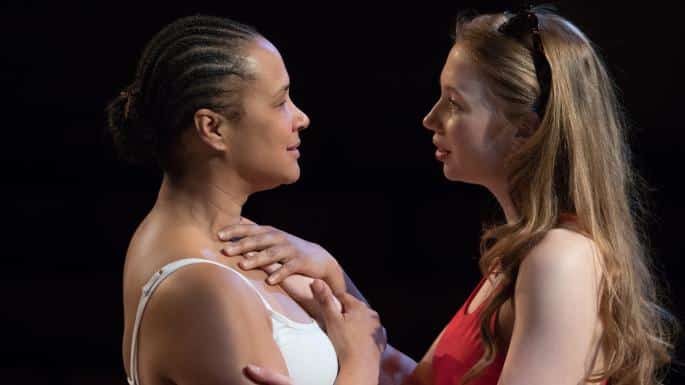 Golda Rosheuvel como Othello e Emily Hughes como Desdemona. Foto: Jonathan Keenan / The Time.
