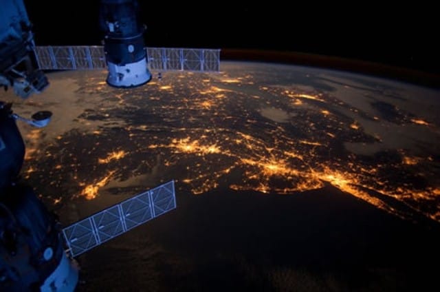 Visão noturna da ISS da costa leste dos EUA a partir de (à esquerda) Hampton, Richmond, D.C., Baltimore, Filadélfia e Nova York até Detroit e Cincinnati no oeste. Foto: NASA. 