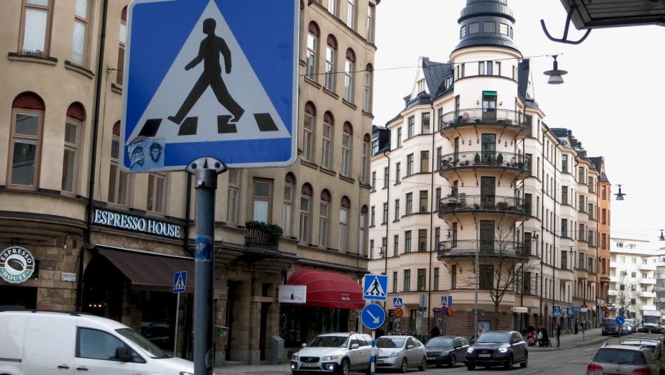 Sinais de ruas para travessias de pedestres estão em todo lugar em Estocolmo. Foto: Jason Margolis