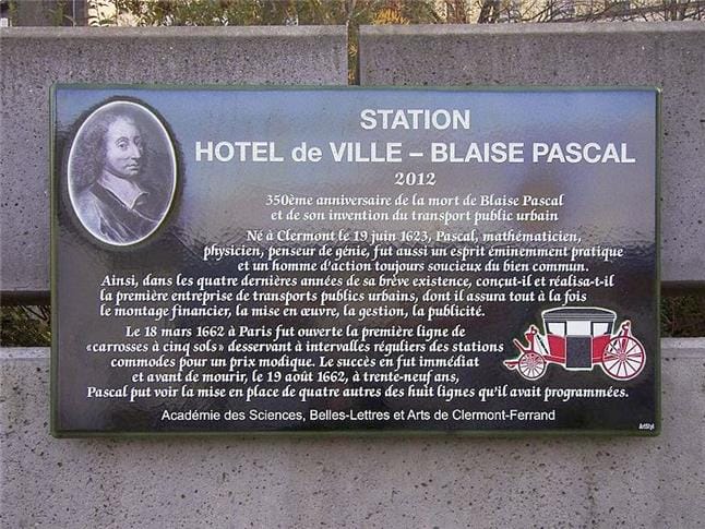 Placa, em Paris, homenageia Blaise Pascal e lembra sua criação de 1662.