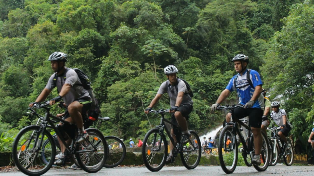 Ciclistas na rota cicloturística “Márcia Prado”, que liga São Paulo à Baixada Santista. Foto: Aragonez / Bike é legal.
