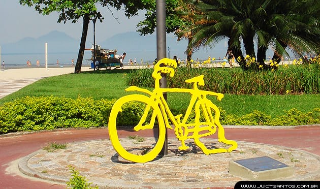 Escultura 'O pneu furou' do designer Rica Mota, instalada na ciclovia da praia em Santos, no litoral de São Paulo. Foto: Marcelo Martins / Prefeitura de Santos.