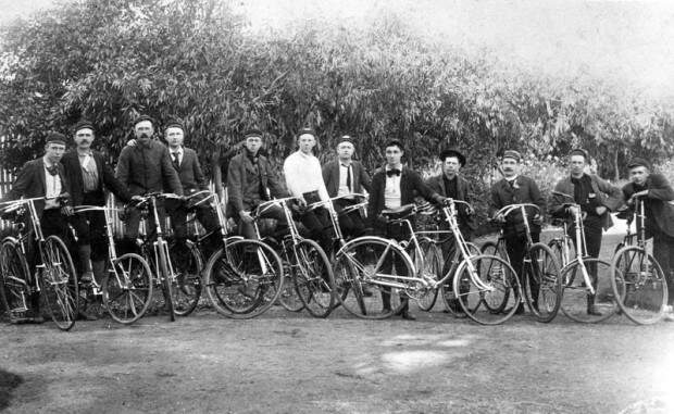 Em 1885, William Rees Jeffreys, que organizava corridas no asfalto e seus amigos ciclistas criaram a Associação para Melhorias de Estradas. Foto: RIA / Reprodução.
