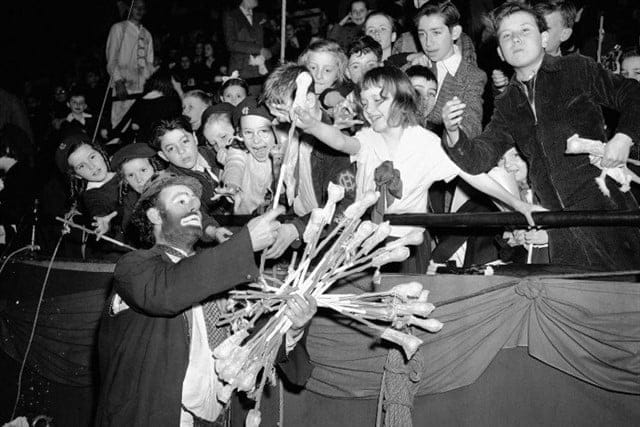 Emmett Kelly, famoso palhaço, em show especial de circo no Madison Square Garden, em Nova York, em 10 de maio de 1943. Foto AP.